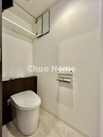 新大橋永谷マンションのトイレ|【トイレ】 収納スペースをしっかりと確保した温水洗浄便座機能付きトイレ。温水洗浄便座は清潔にお使いいただくための大切なアイテムです。