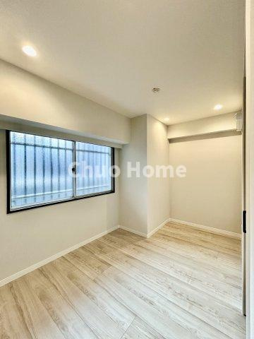 新大橋永谷マンションの洋室|【洋室】快適に過ごす条件は、一人ひとり違います。だからこそ飾り過ぎないシンプルな内装と偏り過ぎないデザインで統一しております。居住していく中でオーナー様だけの【マイホーム】に創り上げて下さい