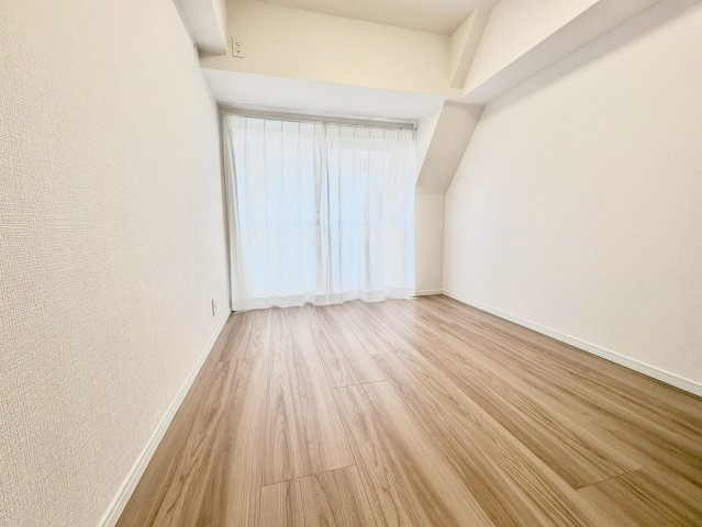 ライオンズマンション中野弥生町の洋室|自分だけのプライベート空間。明るく温もりを感じることができる居室です。

現地ご見学希望・資料請求などお気軽にお問い合わせ下さい！
03-5990-5201