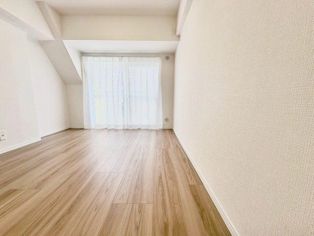 ライオンズマンション中野弥生町の洋室|大きな窓からたっぷりと陽光が注がれる明るい居室。一日の疲れを癒し、時を忘れて過ごせる空間です！

現地ご見学希望・資料請求などお気軽にお問い合わせ下さい！
03-5990-5201