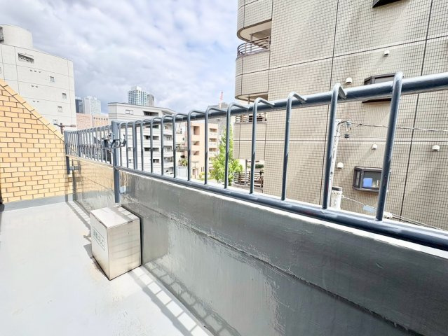 ライオンズマンション中野弥生町のバルコニー|お洗濯物の取り込みもラクラク。2部屋から出入り可能なバルコニー！

現地ご見学希望・資料請求などお気軽にお問い合わせ下さい！
03-5990-5201