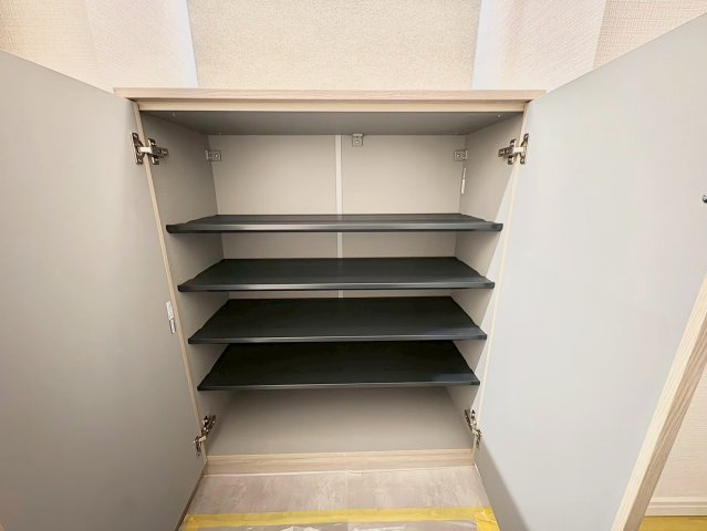 ライオンズマンション中野弥生町の玄関|玄関横にはシューズボックスがついているため、片付いた玄関がキープできます！

現地ご見学希望・資料請求などお気軽にお問い合わせ下さい！
03-5990-5201