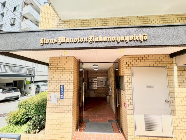 ライオンズマンション中野弥生町のエントランス|レンガの外壁が気品と格調を演出するマンション

現地ご見学希望・資料請求などお気軽にお問い合わせ下さい！
03-5990-5201