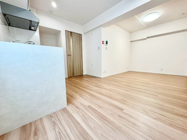 ライオンズマンション中野弥生町の居間・リビング|のびやかに広がるリビングは、一年を通して爽やかな光と風に癒される家族のなごみ空間。


現地ご見学希望・資料請求などお気軽にお問い合わせ下さい！
03-5990-5201