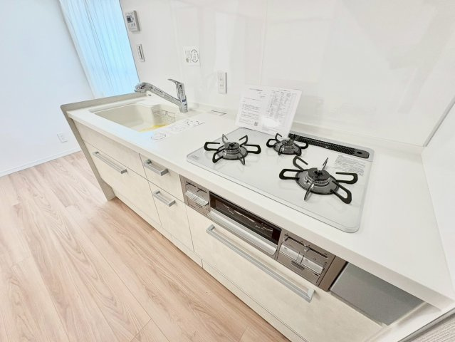 ライオンズマンション中野弥生町のキッチン|横一列にシンクとコンロをまとめたシンプルなシステムキッチン。動きやすさが魅力です！

現地ご見学希望・資料請求などお気軽にお問い合わせ下さい！
03-5990-5201
