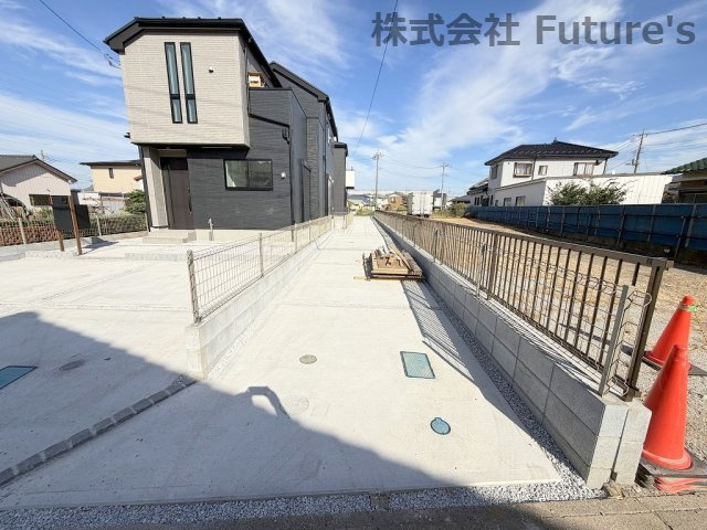 三郷市彦糸1丁目　新築戸建　全2棟　2号棟の居間・リビング|同施工会社の参考写真にCGによる画像処理を行っています。家具、小物、カーテン等はイメージはCGです。