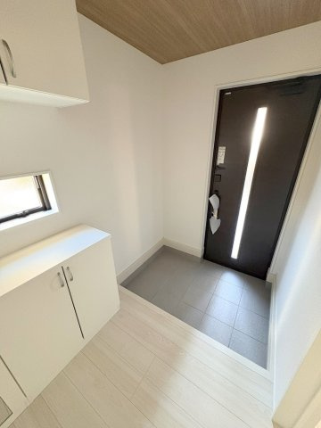 三郷市彦糸1丁目　新築戸建　全2棟　2号棟の玄関|同施工会社の参考写真になります。