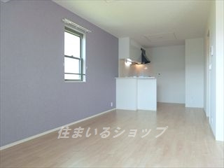 ヴィオラⅡの居間・リビング|便利なカウンター、エアコン付き