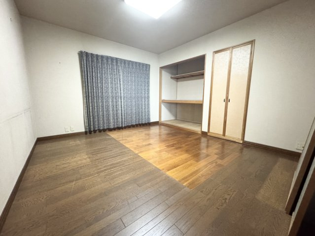 積水施工の立地良好な二世帯住宅♪軽量鉄骨造オール電化♪小山市間々田の洋室|スタンダードな洋室です