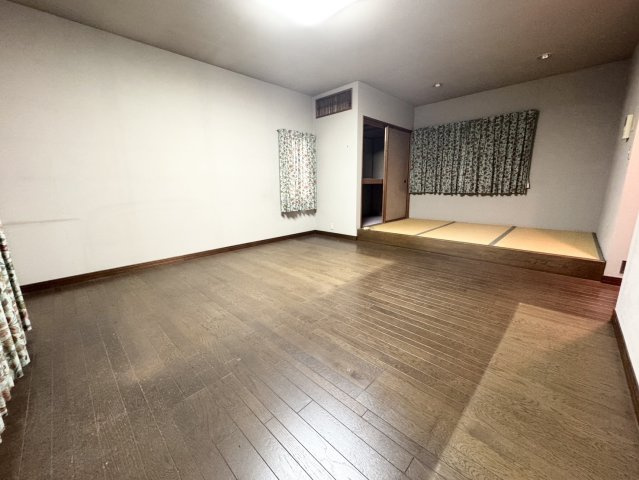 積水施工の立地良好な二世帯住宅♪軽量鉄骨造オール電化♪小山市間々田の洋室|コンパクトで使いやすい洋室です