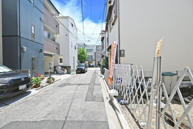 ハートフルタウン尼崎崇徳院3丁目新築一戸建て│3SLDK+駐車1台可の前面道路含む現地写真|東側前面道路　幅員約4.6ｍ