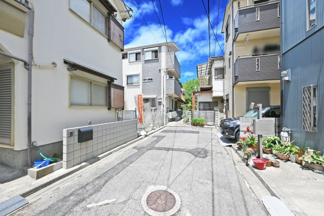 ハートフルタウン尼崎崇徳院3丁目新築一戸建て│3SLDK+駐車1台可の前面道路含む現地写真|東側前面道路　幅員約4.6ｍ
