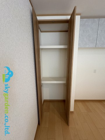 藤沢市大鋸　新築戸建　全３棟A号棟の収納|キッチン後ろのパントリー