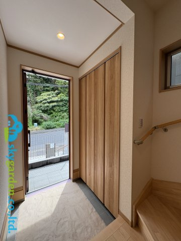 藤沢市大鋸　新築戸建　全３棟A号棟の玄関|スッキリとした玄関ホールです