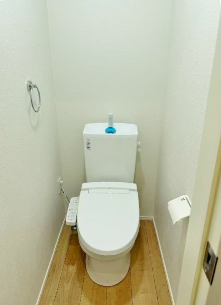 板橋区前野町6丁目 限定1棟のトイレ|トイレは1階・2階にございます
温水洗浄便座機能付