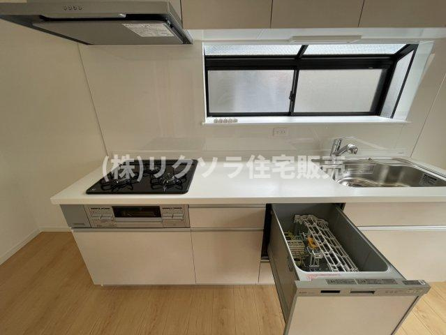 上野口町　中古一戸建てのキッチン|ビルトイン3口コンロ・食洗機付き
■物件内覧・資金計画相談・住宅ローン相談、リフォーム相談、お問合せ受付中■
※当日・翌日のご内覧、ご相談はお電話でのお問合せがスムーズです！