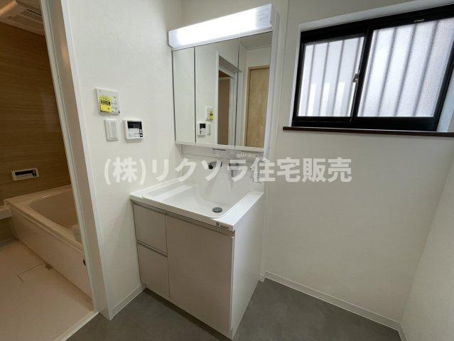 上野口町　中古一戸建ての独立洗面台|三面鏡付き独立洗面台
■物件内覧・資金計画相談・住宅ローン相談、リフォーム相談、お問合せ受付中■
※当日・翌日のご内覧、ご相談はお電話でのお問合せがスムーズです！