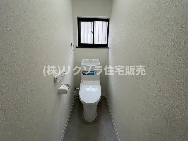 上野口町　中古一戸建てのトイレ|1階　温水洗浄便座付き
■物件内覧・資金計画相談・住宅ローン相談、リフォーム相談、お問合せ受付中■
※当日・翌日のご内覧、ご相談はお電話でのお問合せがスムーズです！