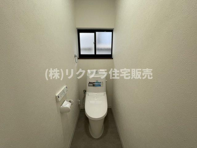 上野口町　中古一戸建ての設備|トイレ　2階　温水洗浄便座付き
■物件内覧・資金計画相談・住宅ローン相談、リフォーム相談、お問合せ受付中■
※当日・翌日のご内覧、ご相談はお電話でのお問合せがスムーズです！