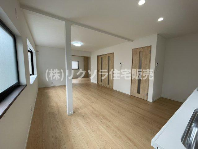 上野口町　中古一戸建ての居間・リビング|LDK15.0帖
■物件内覧・資金計画相談・住宅ローン相談、リフォーム相談、お問合せ受付中■
※当日・翌日のご内覧、ご相談はお電話でのお問合せがスムーズです！