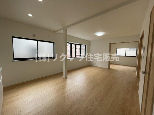 上野口町　中古一戸建ての居間・リビング|LDK15.0帖
■物件内覧・資金計画相談・住宅ローン相談、リフォーム相談、お問合せ受付中■
※当日・翌日のご内覧、ご相談はお電話でのお問合せがスムーズです！