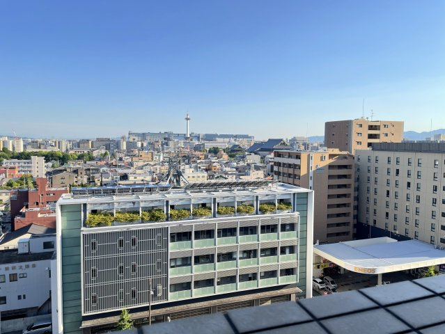 グランディム京都烏丸五条の展望|バルコニーから京都タワーを望む、京都らしさを感じられるロケーション。
