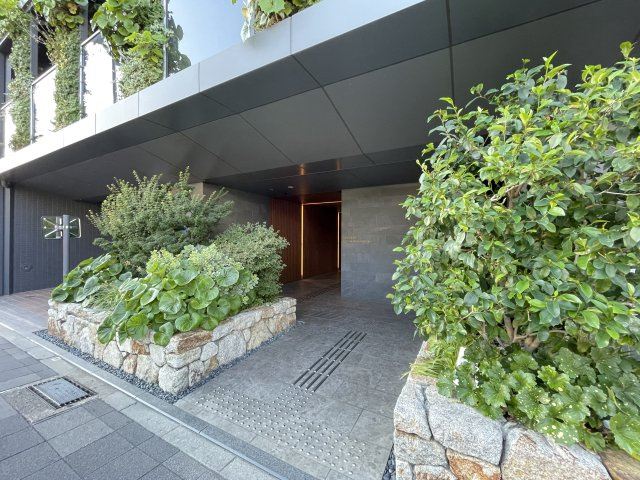 グランディム京都烏丸五条の外観|上層階・南向き住戸につき陽当たり・眺望良好。
バルコニーから京都タワーを望む開放的な住まいです。地下鉄烏丸線「五条」駅徒歩3分、生活利便施設も充実。内装工事保証付き（詳細は担当まで）。
