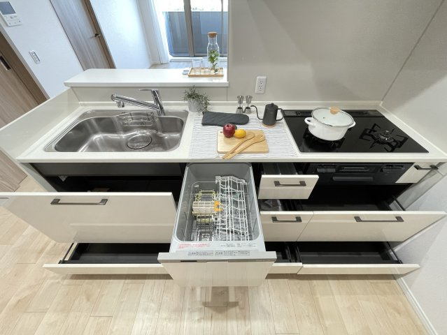 グランディム京都烏丸五条のキッチン|調理器具や食器をすっきり収納できる豊富なキッチン収納。