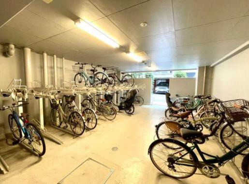 レジディア日本橋浜町の駐車場