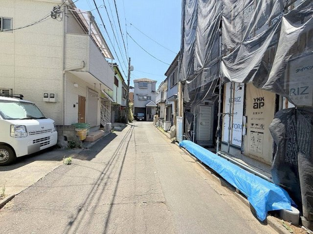 【前面道路含む現地写真】 | 朝霞市三原1丁目　新築一戸建住宅　全1棟（朝霞店） | 小学校徒歩5分圏内、スーパーなど商業施設も徒歩圏内に充実した住環境です。