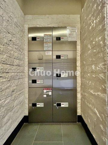 ラヴィリオ錦糸町ベルグレードの設備|【宅配ボックス】在宅時・不在時に関わらず、居住者の代わりに非対面で宅配物を受け取ってくれる便利な設備です。わかりやすくご説明致しますので見学時にはお部屋だけではなく共用部分もぜひチェックしてください。