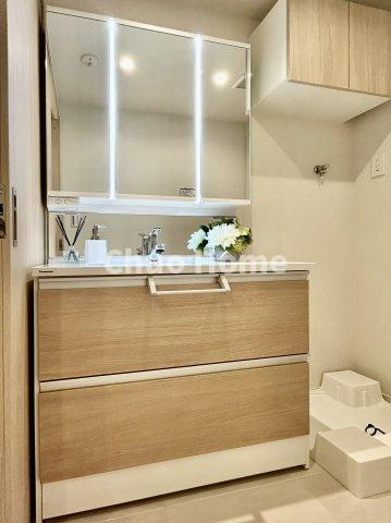 ラヴィリオ錦糸町ベルグレードの独立洗面台|【洗面化粧台】洗面化粧台には三面鏡を採用。身だしなみを整えやすい事はもちろんですが、鏡の後ろに収納スペースを設ける事により、散らかりやすい洗面スペースをすっきりさせる事が出来るのも嬉しいですね