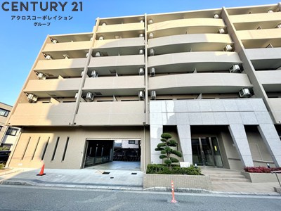 オートロックで外部の人間が簡単に出入りできないため安心です。