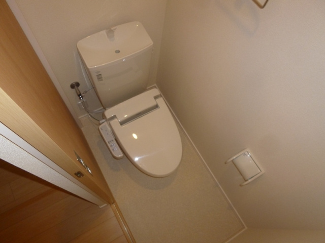 温水洗浄便座付きのトイレです♪
