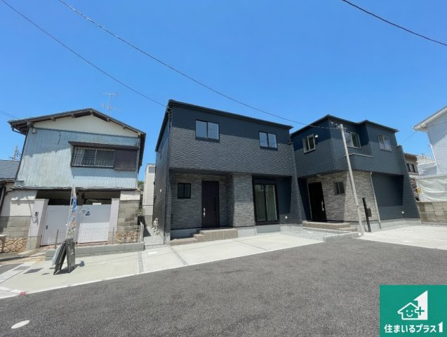 宝塚市高司　第1期　新築一戸建ての前面道路含む現地写真|周辺は閑静な住宅街！前面道路広々で車の出し入れも便利です。駐車が苦手な方でも安心して車庫入れできます！
