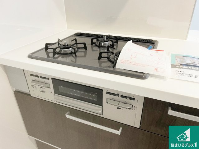 宝塚市高司　第1期　新築一戸建ての設備|ダブル高火力Ｓｉセンサー付きコンロ！３口あるので、まとめて料理をする時も大活躍！