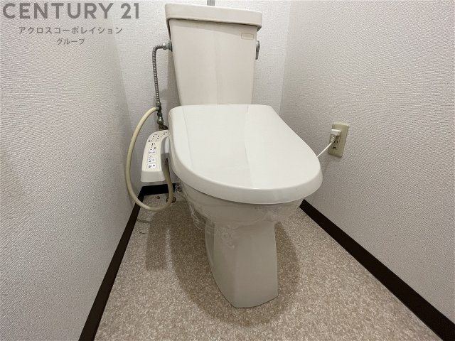 温水洗浄便座付きのトイレです♪