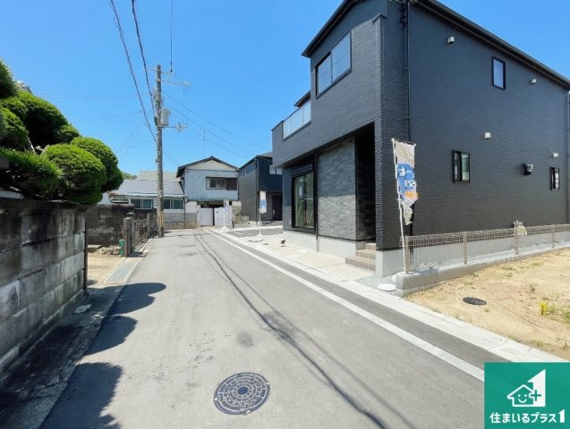 5日(土)6日(日)現地ご見学可能！　宝塚市高司　第1期　新築一戸建ての前面道路含む現地写真|周辺は閑静な住宅街！前面道路広々で車の出し入れも便利です。駐車が苦手な方でも安心して車庫入れできます！