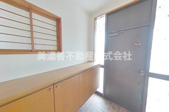 ５９５２６　岐阜市市橋中古戸建ての玄関