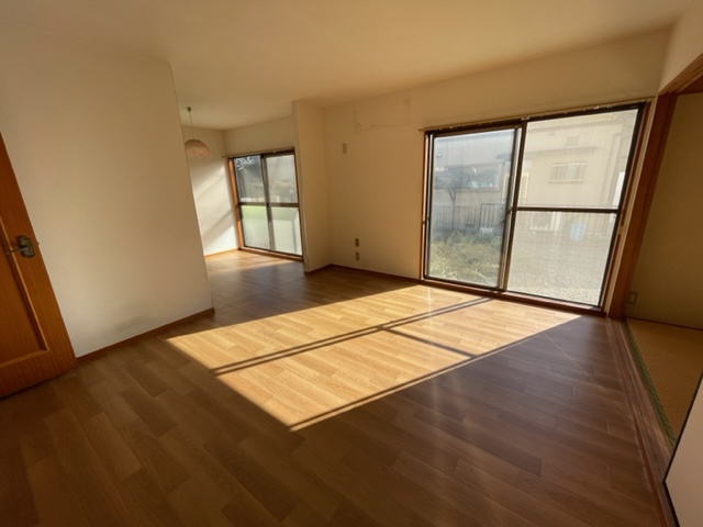 ５９５２６　岐阜市市橋中古戸建ての居間・リビング
