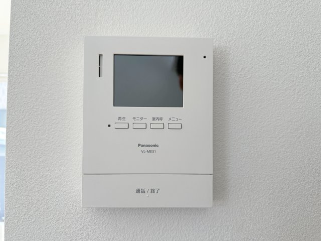 廿日市市阿品4丁目 No.5の防犯設備|ドアホン☆
来客があったとき、室内からカメラやマイクを使って相手や用件を確認できます。相手を事前に確認することができ、訪問販売対策や防犯面でも役に立つアイテムです♪