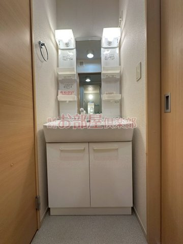 グレイシャス髙尾Cの洗面所|明るい洗面所です
