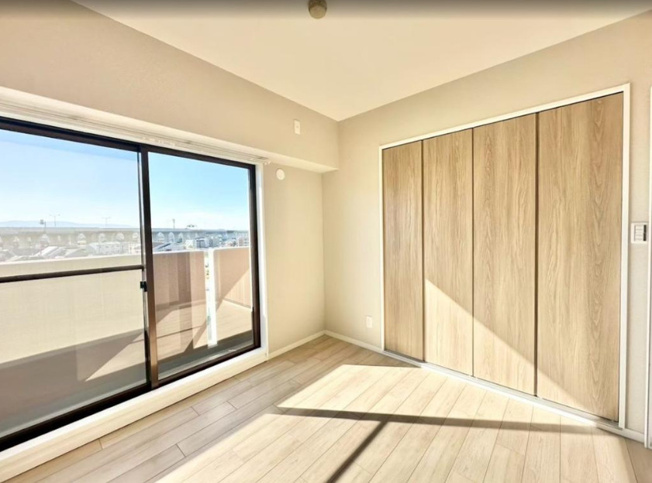 【内観：施工例】 | 東住吉区田辺5丁目 | 【3階：洋室5.6帖】のイメージパースです。バルコニーは東向きになります☆