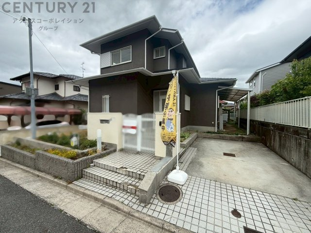 2026年4月リフォーム済。（システムキッチン新調、浴室新調、トイレ新調、洗面台新調、クロス張替、フローリング貼替、外壁塗装、屋根塗装など）LDK広々20帖、全居室6帖以上で南西向きと陽当たり良好。