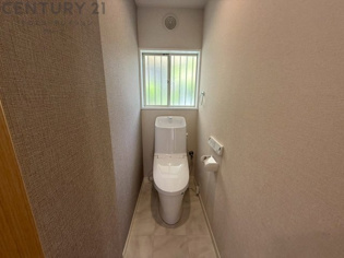 温水洗浄便座付トイレは温水洗浄機能により、暖かい水でおしりを洗浄することができ、冷たい水を使う従来の便座に比べ、温水洗浄機能で暖かいトイレを提供し、快適な使用を可能にします。