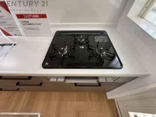 多数の調理器具を同時に使用でき、料理の効率化が可能。省エネで節約になり、様々な料理スタイルに適応できます。また、火力調整が独立しており、手入れや掃除もしやすく、今よりもっとお料理が楽しくなるかも。