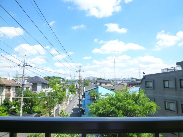 バルコニーからの眺望は南東向き３階角部屋で陽当眺望良好です♪