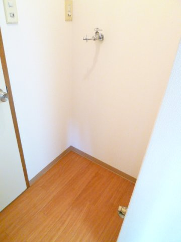 トイレ脇にある洗濯機置き場です♪