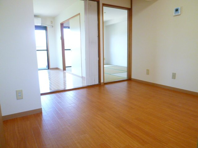 ダイニングからの洋室６帖(1)と洋室６帖(2)のお写真です♪