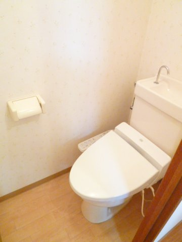 トイレは温水洗浄便座付きで、便座も温かいです♪